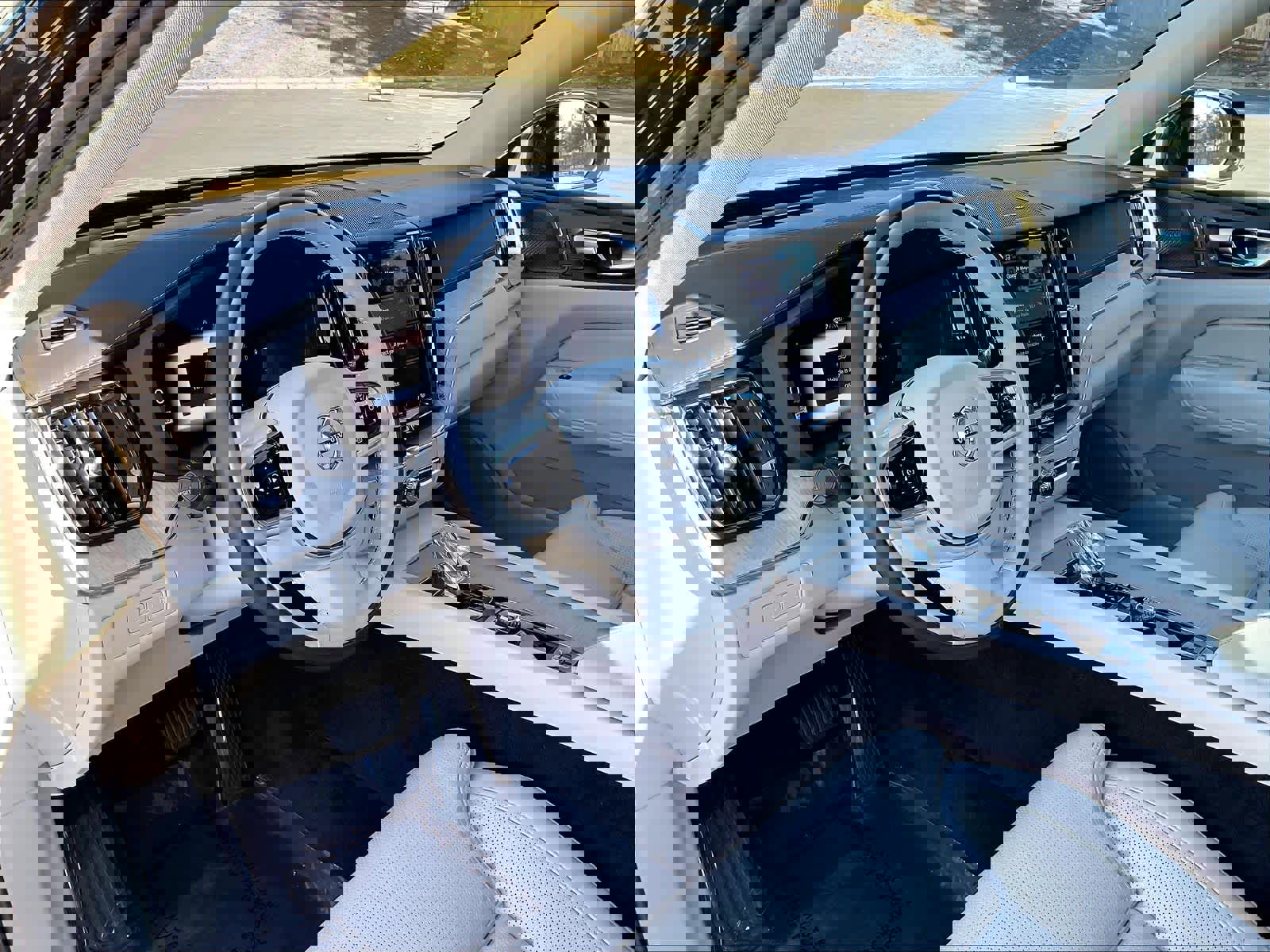 Used 2023 Volvo XC60 T8 Ultimate w/ Climate Package image 16