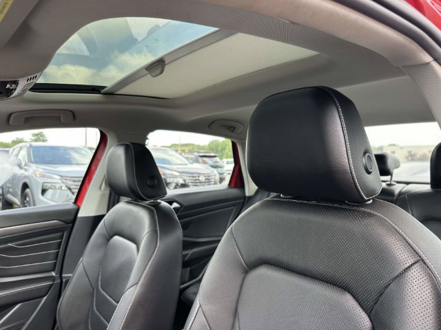Used 2022 Volkswagen Jetta SEL FWD image 2