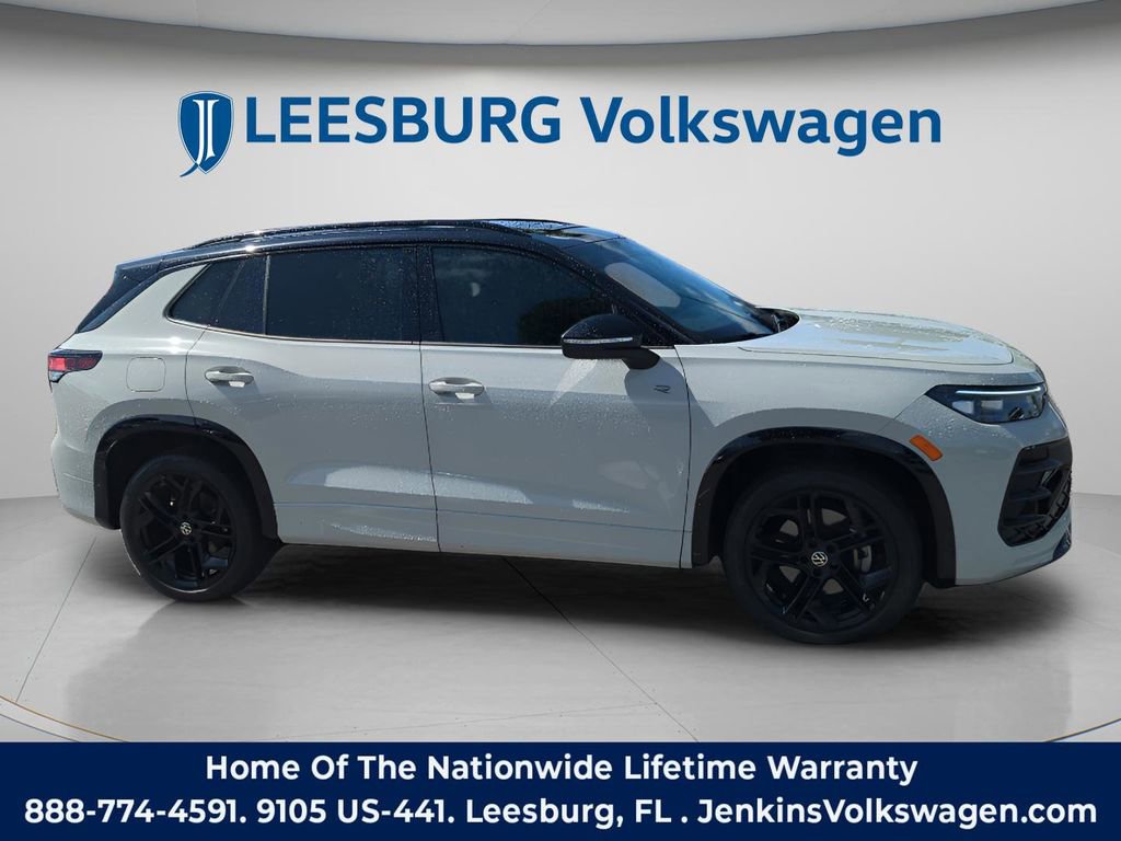 Certified 2025 Volkswagen Tiguan SE R-Line image 2