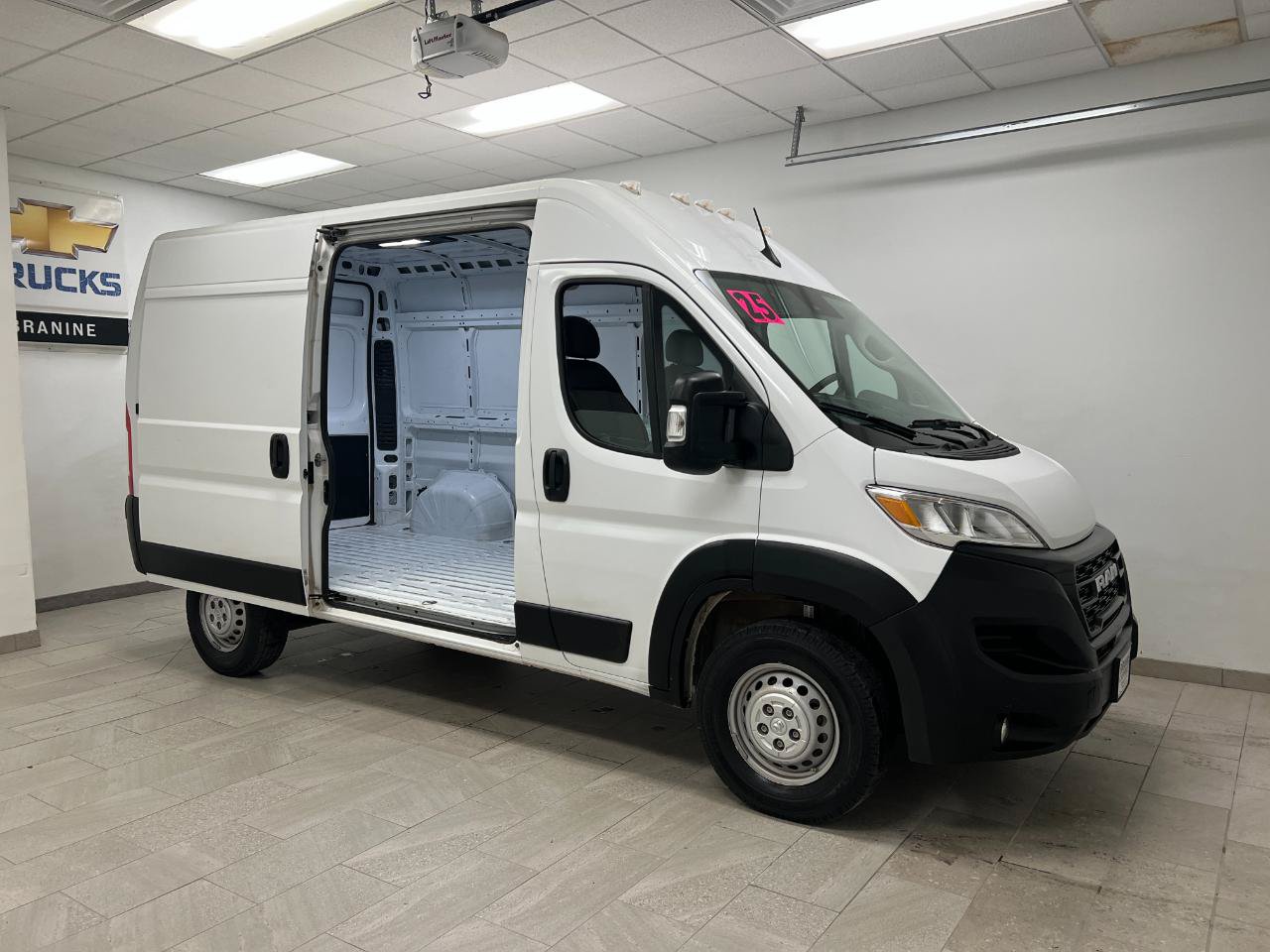 Used 2025 RAM ProMaster 2500 w/ Convenience Group FWD image 24
