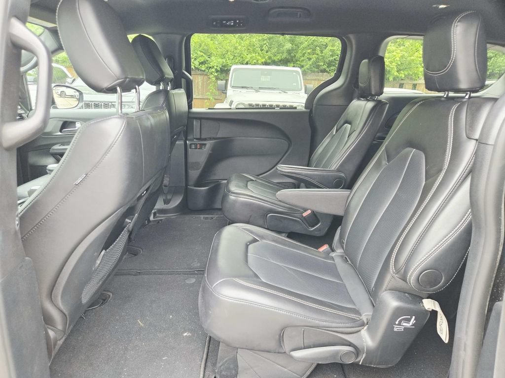 Used 2025 Chrysler Pacifica Select FWD image 12
