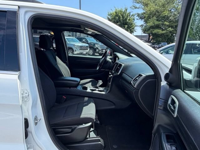 Used 2020 Jeep Grand Cherokee Laredo AWD/4WD image 27