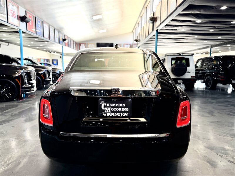 Used 2022 Rolls-Royce Phantom Sedan RWD image 8