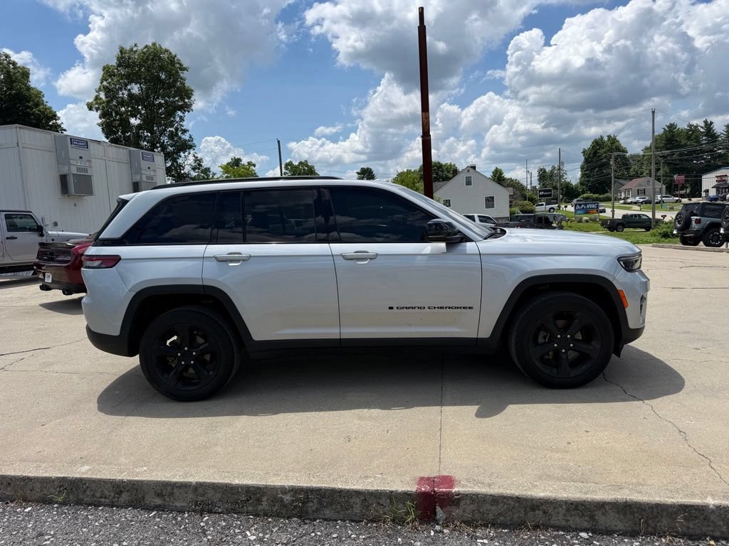 Used 2023 Jeep Grand Cherokee Altitude AWD/4WD image 5
