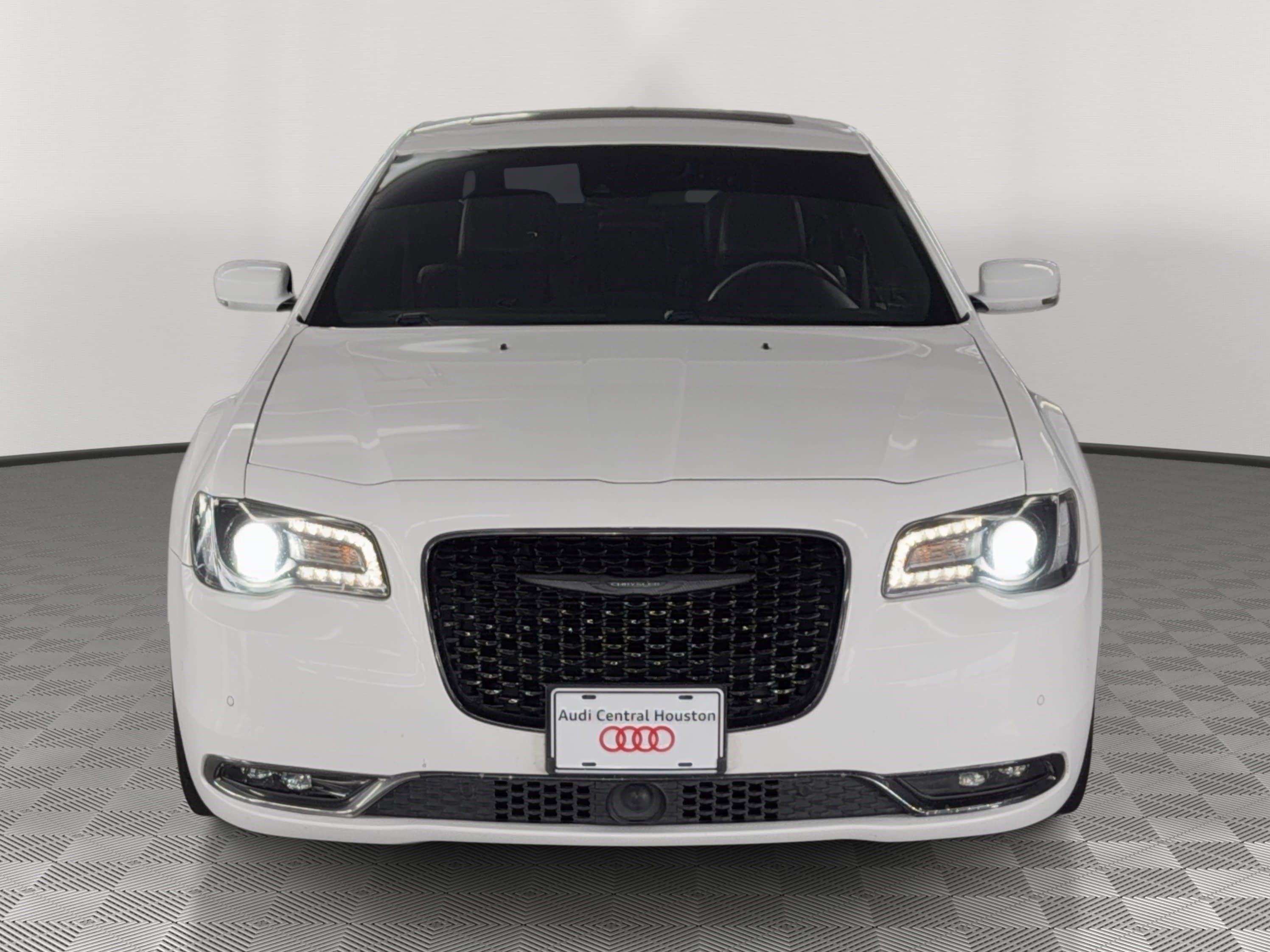Used 2018 Chrysler 300 S w/ 300S Premium Group RWD image 6