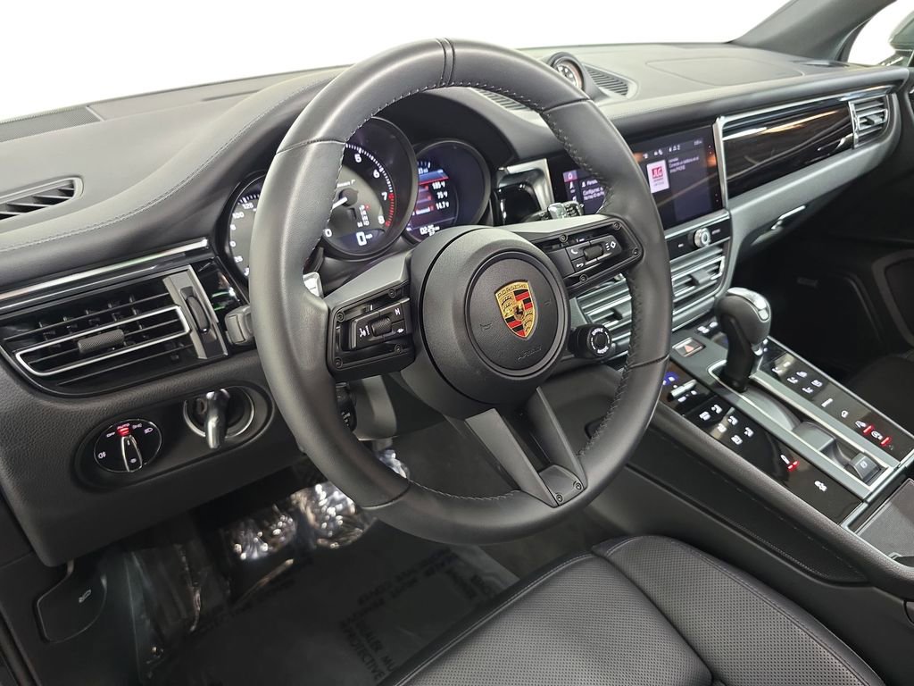 Certified 2025 Porsche Macan Turbo image 4