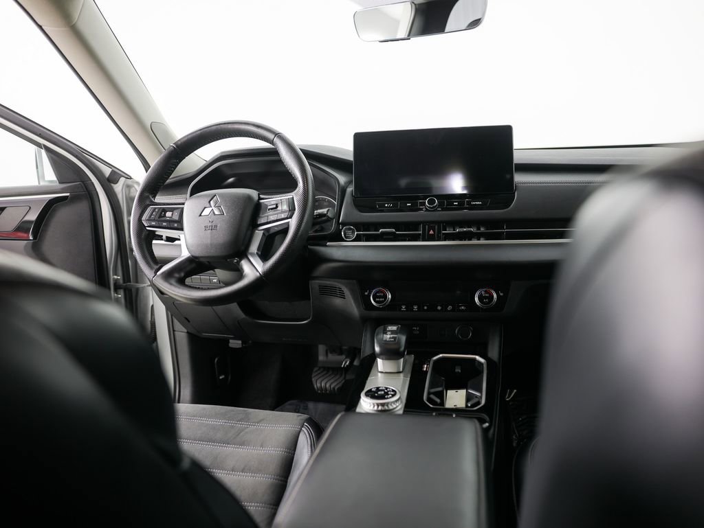 Used 2025 Mitsubishi Outlander SE image 21