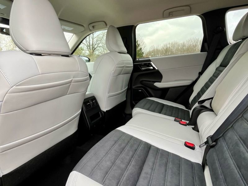 New 2026 Mitsubishi Outlander SE FWD image 9