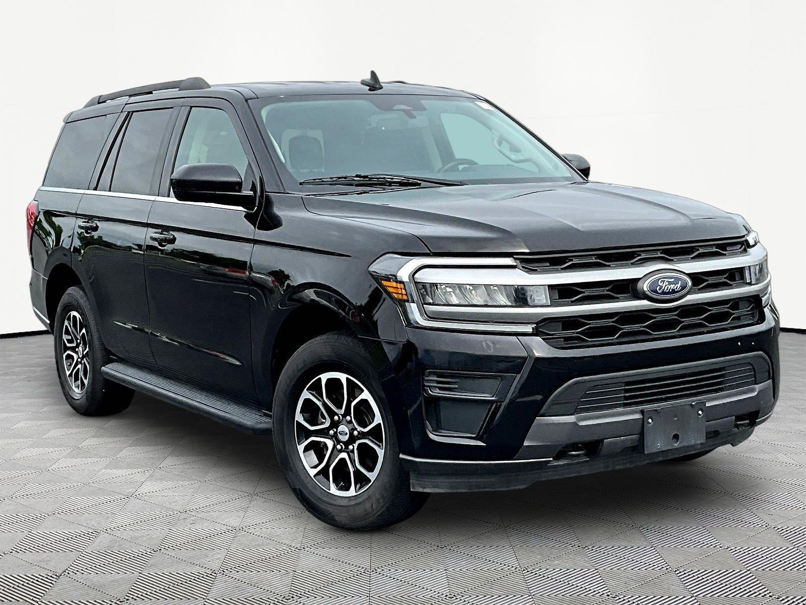 Used 2022 Ford Expedition XLT AWD/4WD image 3