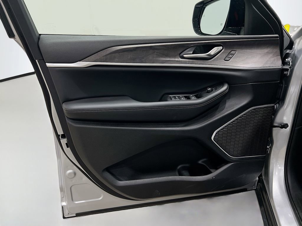 New 2025 Jeep Grand Cherokee L Limited w/ Black Appearance Package image 18