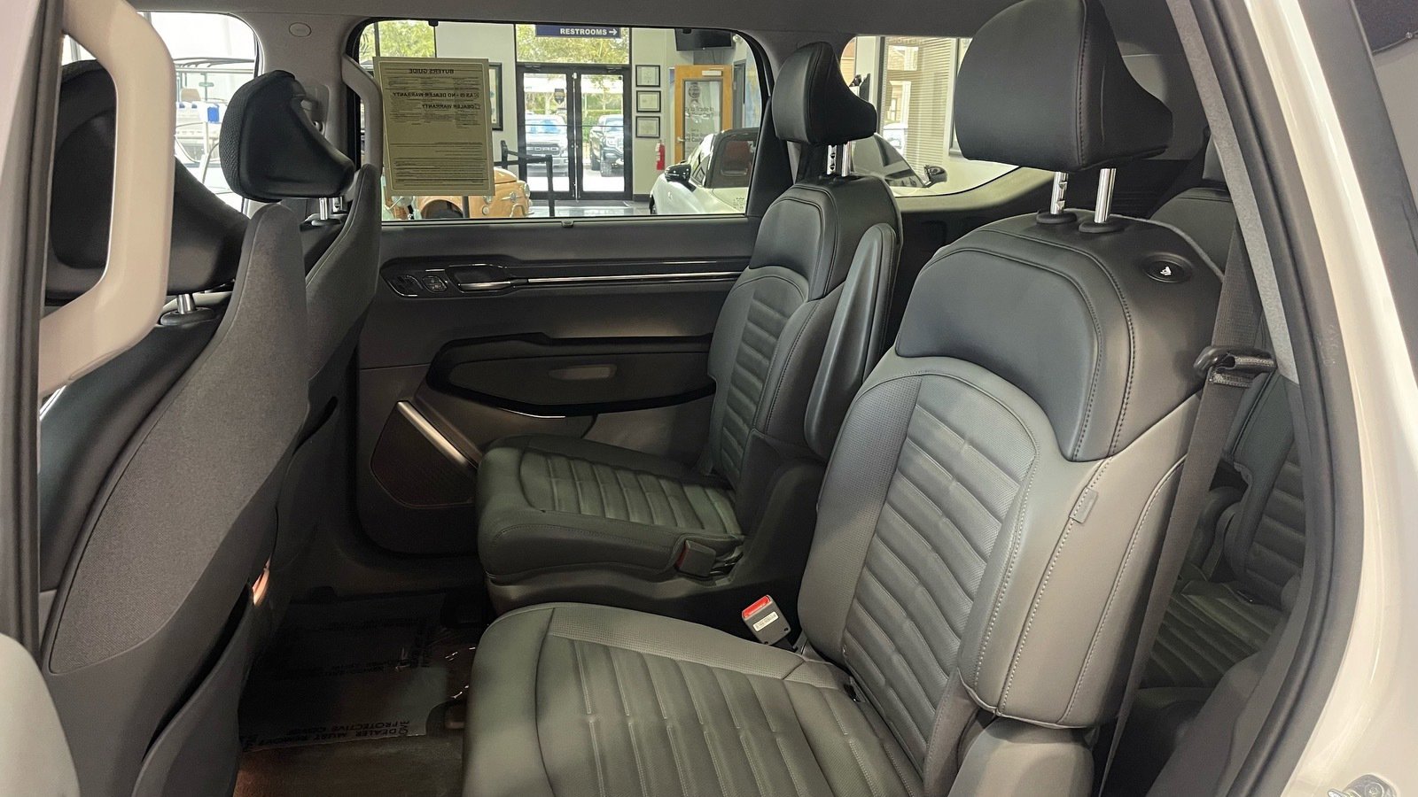 Used 2025 Kia EV9 Land w/ Towing Package image 34