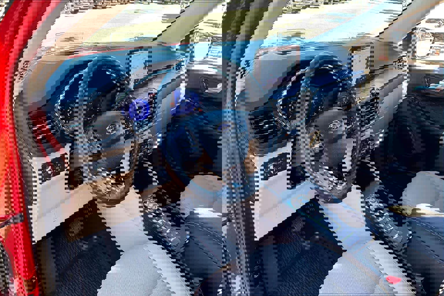 Used 2020 Ford Escape Titanium image 17