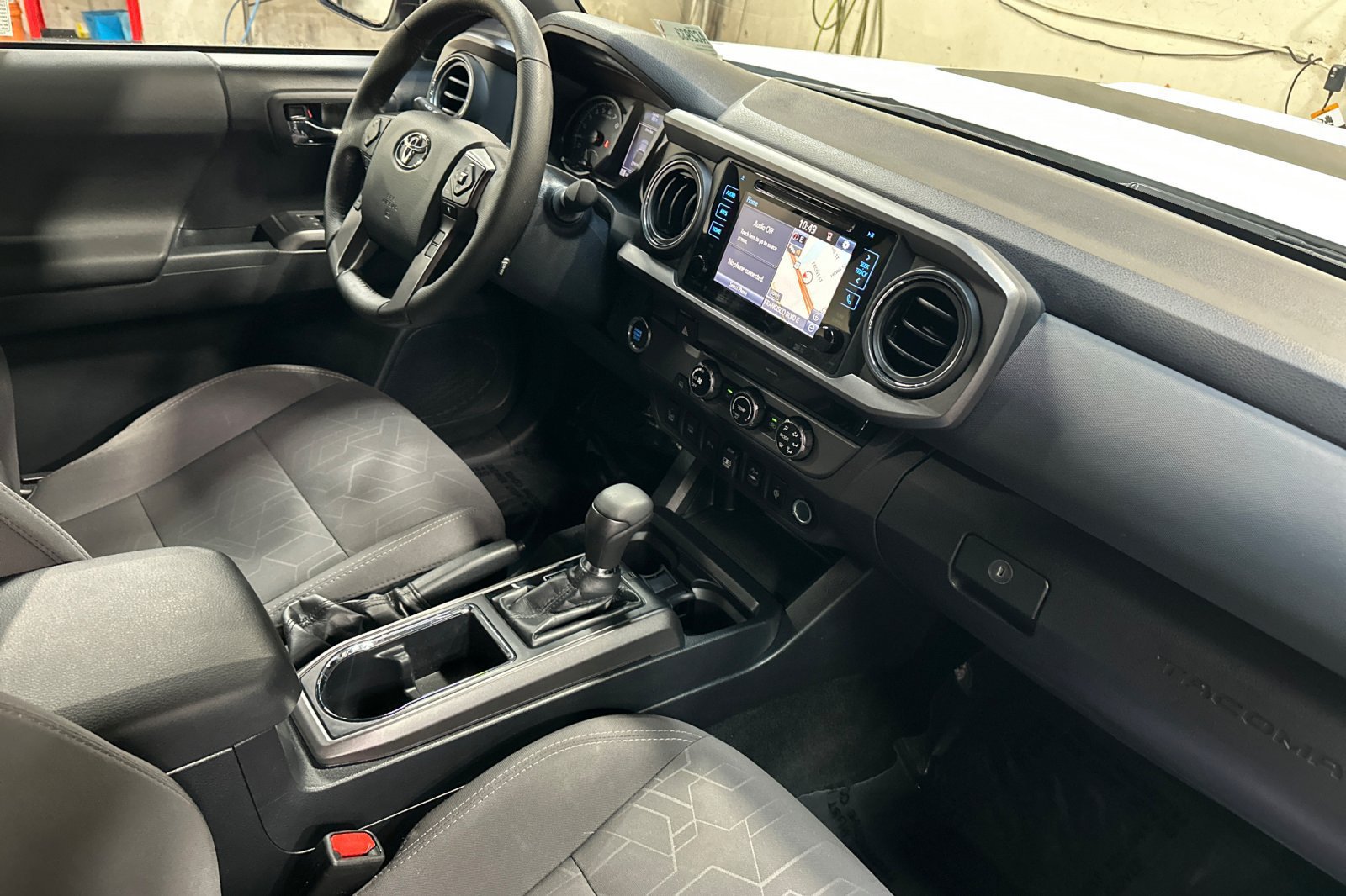 Used 2018 Toyota Tacoma TRD Sport w/ Technology Package RWD image 17