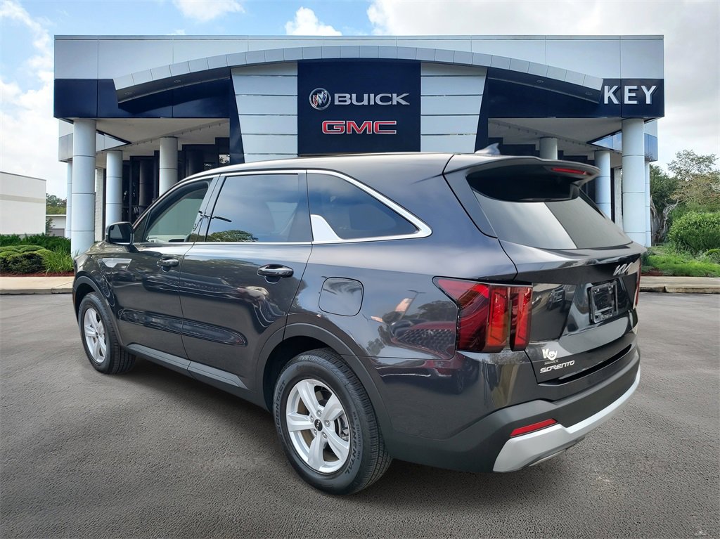 Used 2025 Kia Sorento LX image 3