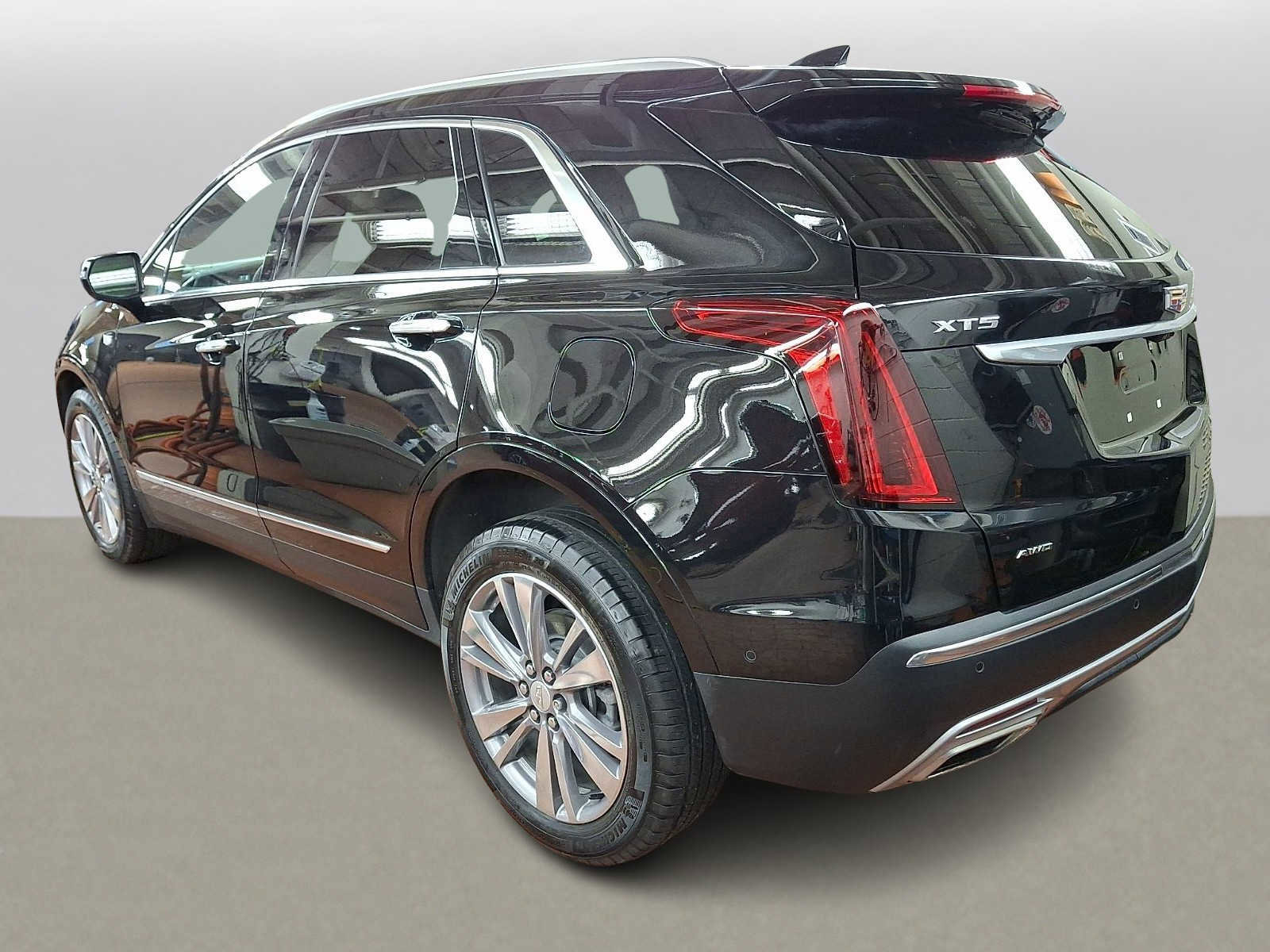 Used 2024 Cadillac XT5 Premium Luxury w/ Technology Package AWD/4WD image 5
