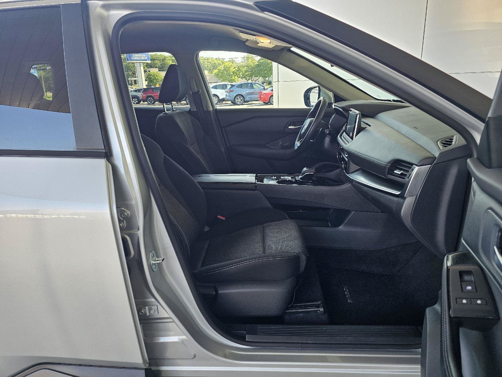Used 2024 Nissan Rogue SV FWD image 12