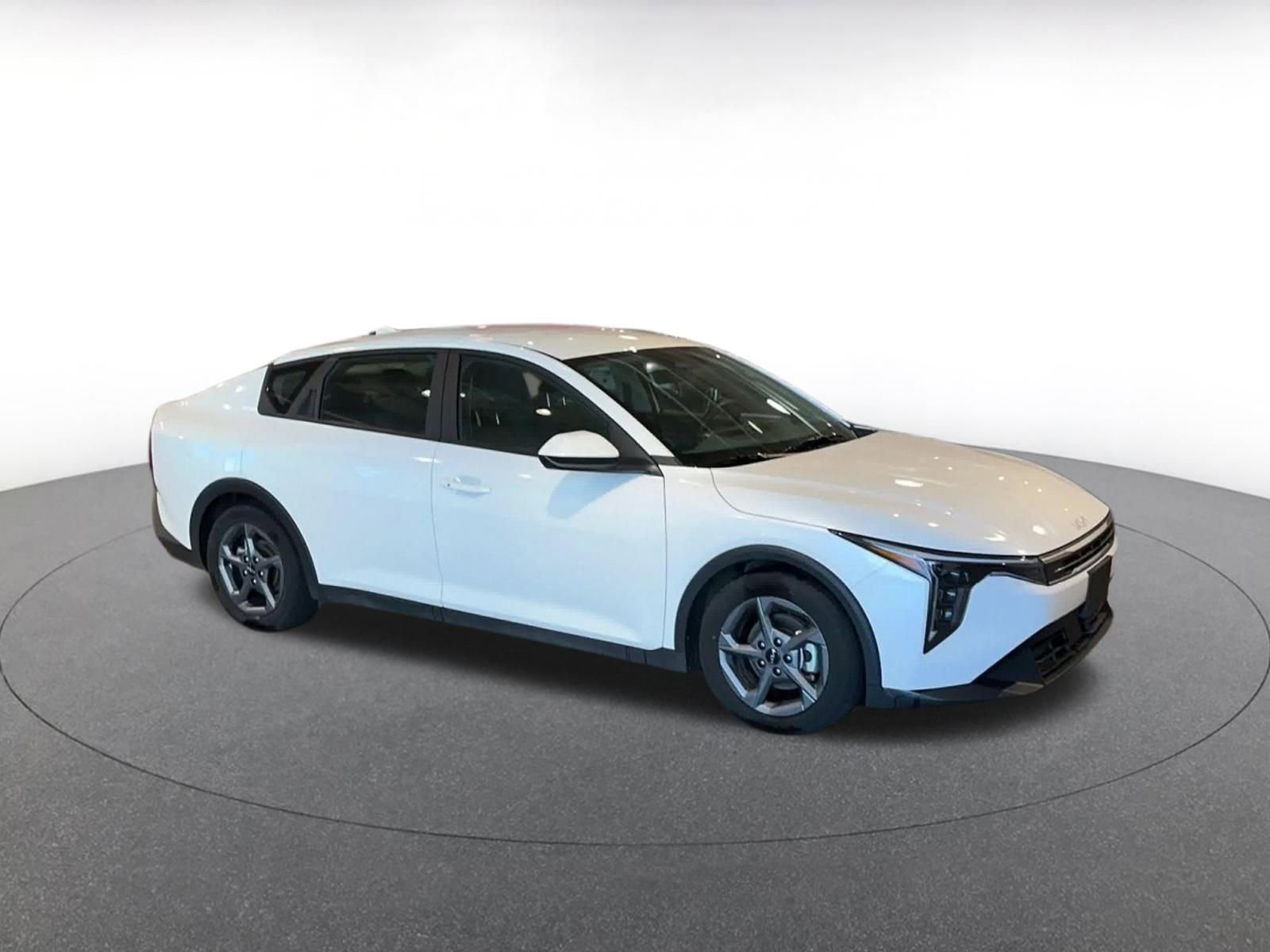 Used 2025 Kia K4 LXS image 2