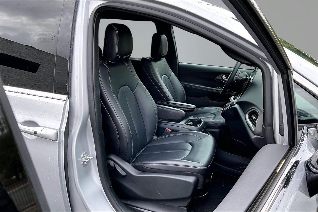 Certified 2026 Chrysler Pacifica Select FWD image 16