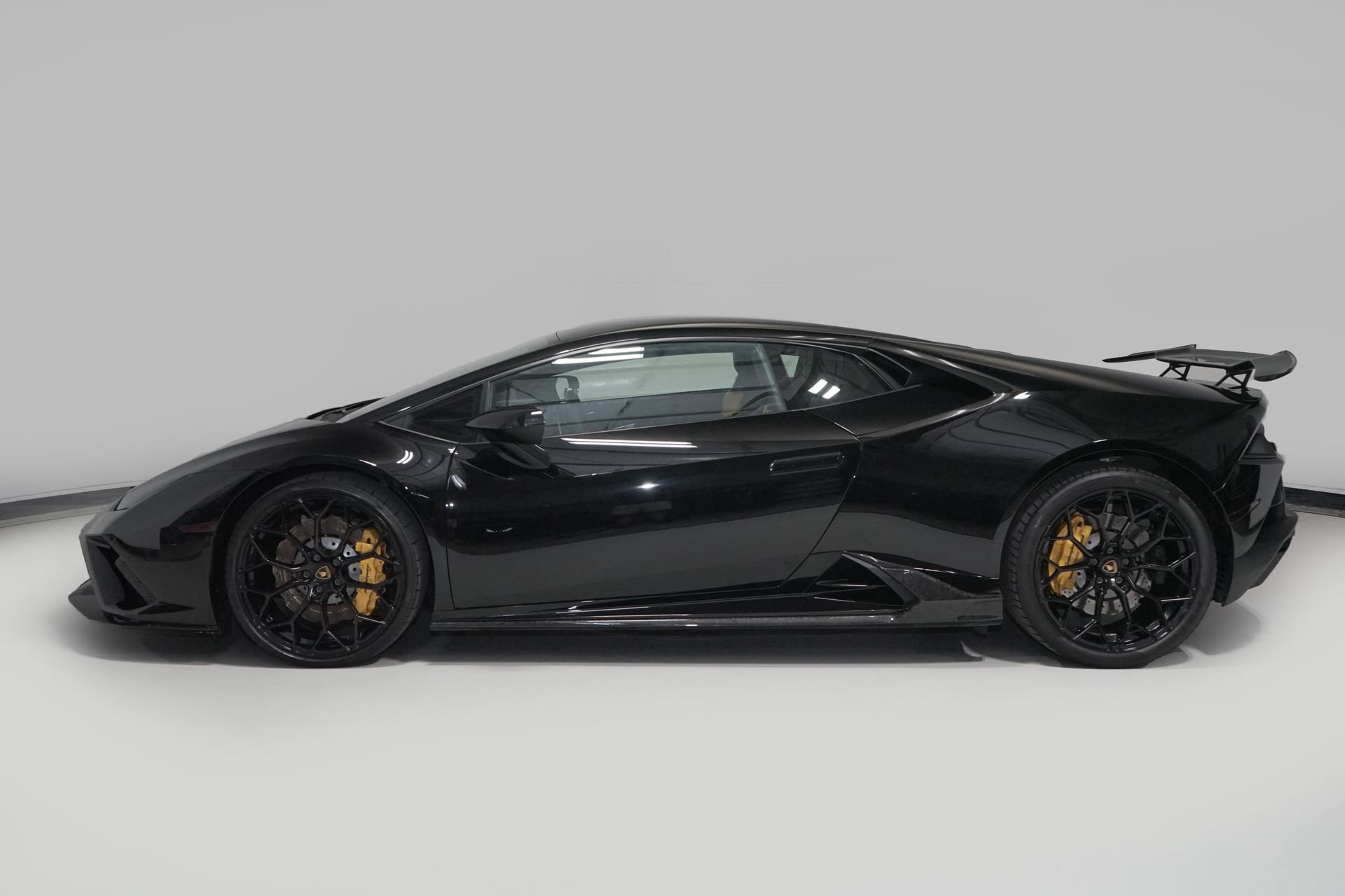 Used 2021 Lamborghini Huracan EVO RWD image 4