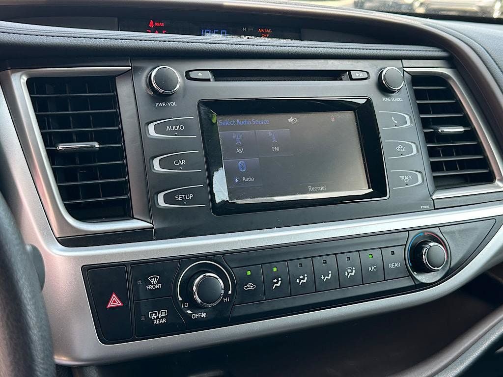 Used 2019 Toyota Highlander LE AWD/4WD image 26