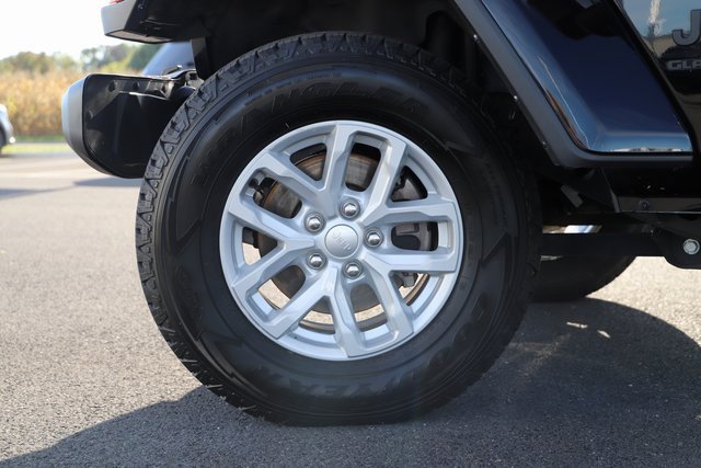 Used 2023 Jeep Gladiator Sport image 3
