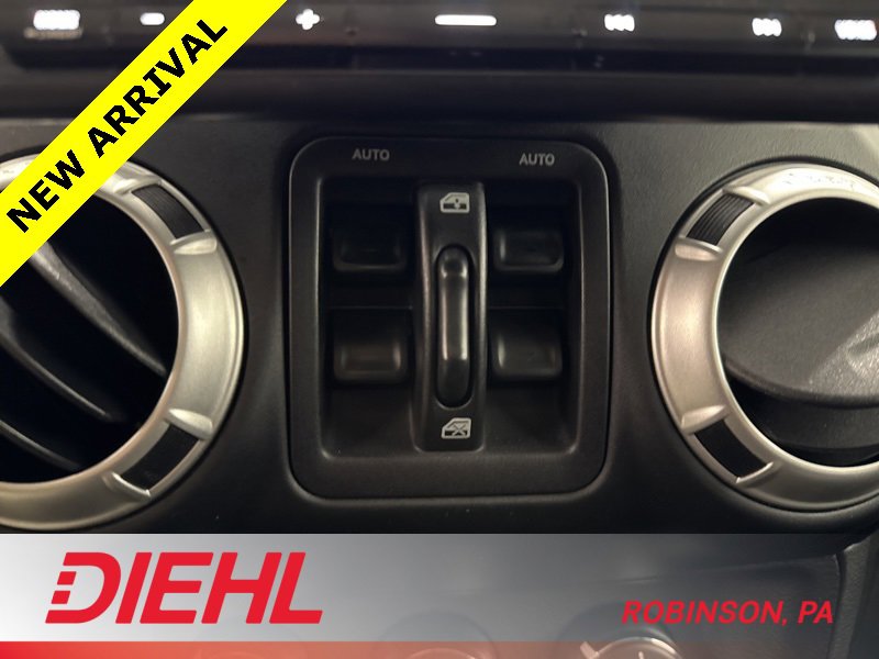 Used 2018 Jeep Wrangler Unlimited Rubicon w/ Connectivity Group image 27