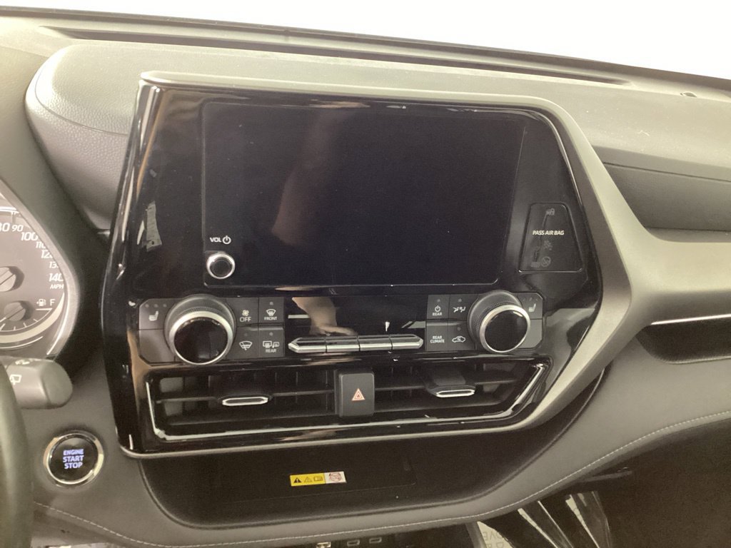 Used 2023 Toyota Highlander XLE AWD/4WD image 18