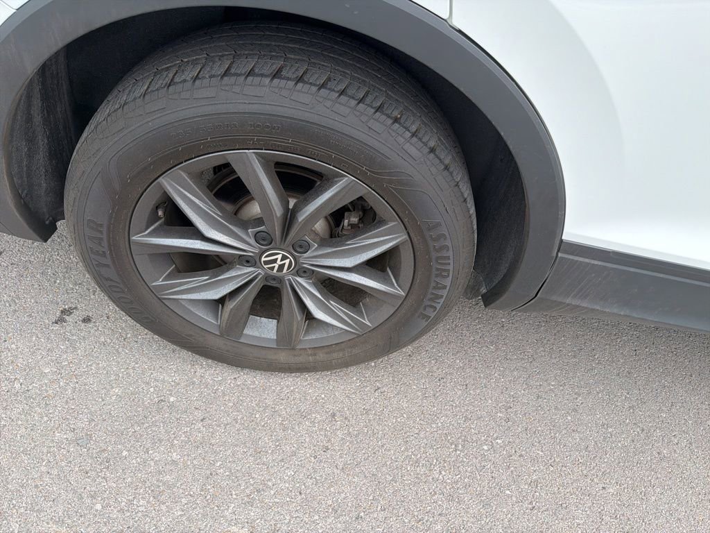 Used 2022 Volkswagen Tiguan SE w/ Panoramic Sunroof Package image 24