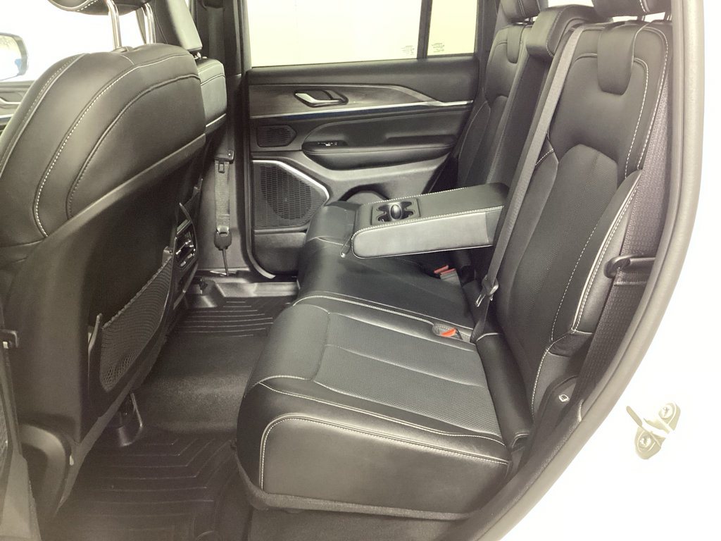 Used 2023 Jeep Grand Cherokee Overland AWD/4WD image 39