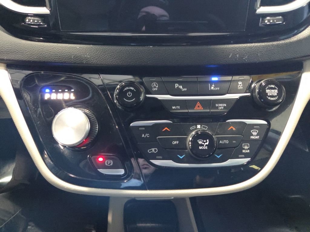 Used 2023 Chrysler Pacifica Touring-L image 28