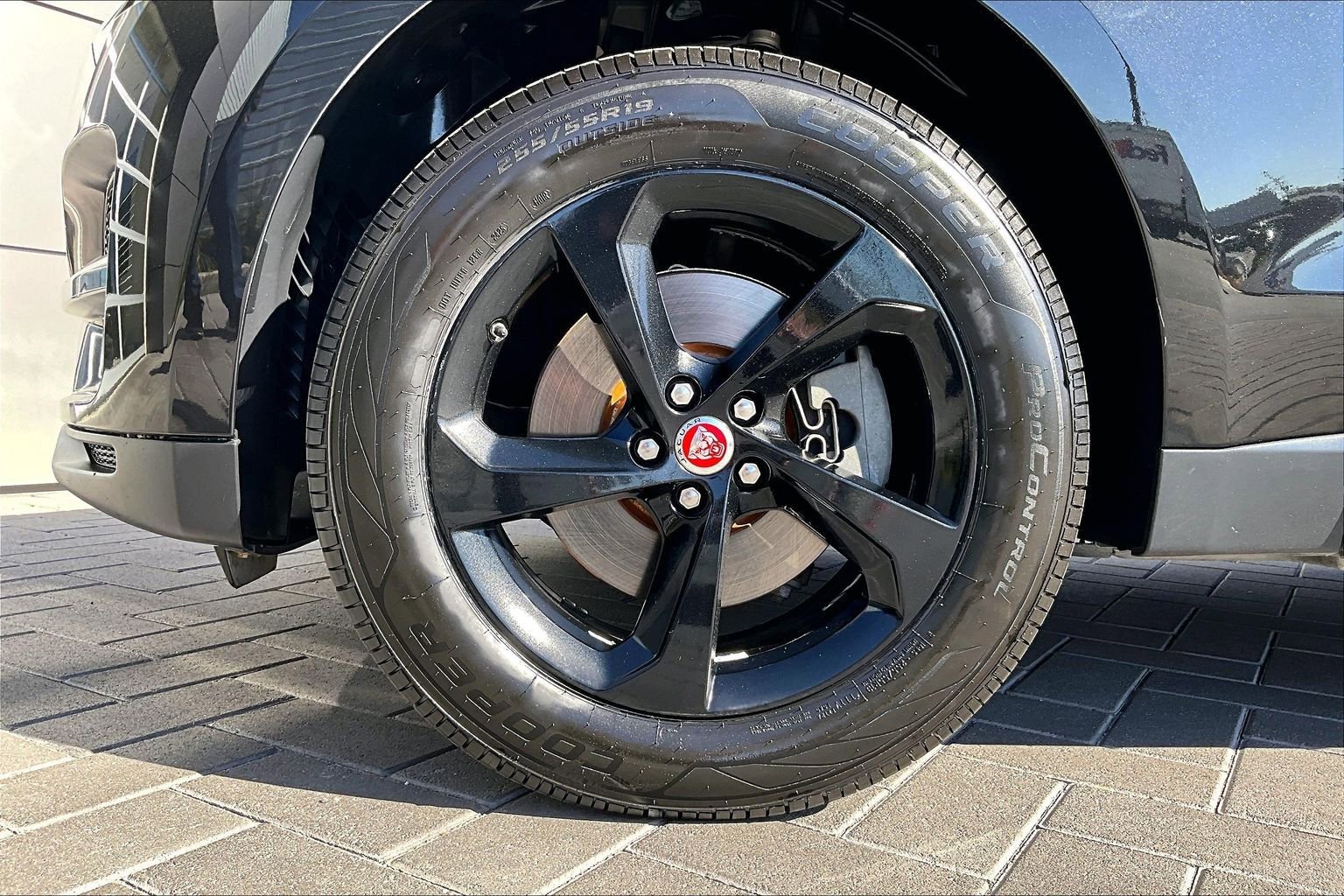 Used 2018 Jaguar F-PACE Premium image 9