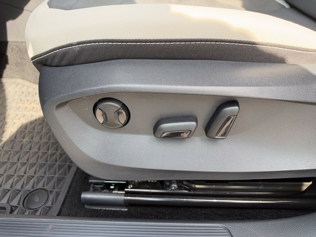 Used 2025 Volkswagen Taos SE AWD/4WD image 18