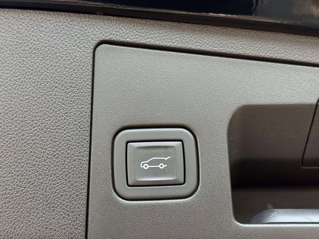 Used 2023 Cadillac XT4 Premium Luxury w/ Enhanced Visibility Package AWD/4WD image 18