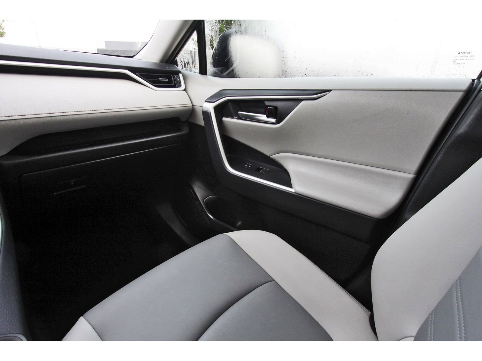 Used 2023 Toyota RAV4 XLE Premium image 13