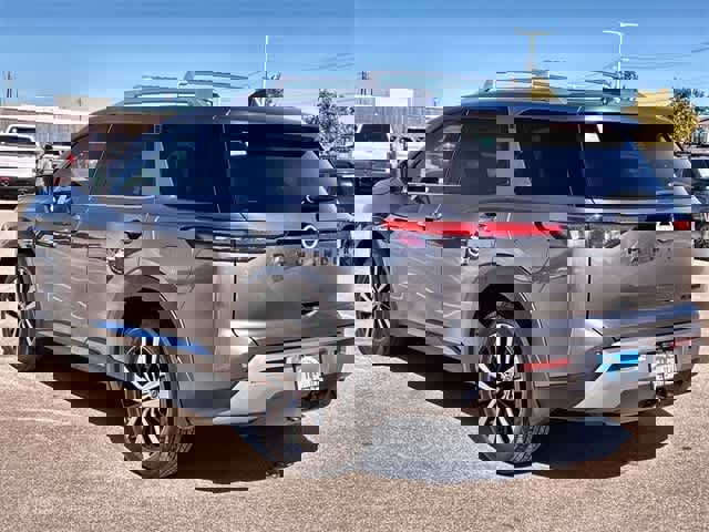 Used 2025 Nissan Pathfinder Platinum w/ Black Appearance Package image 4