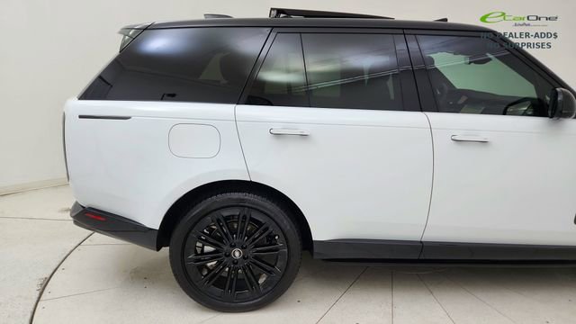 Used 2025 Land Rover Range Rover SE image 12