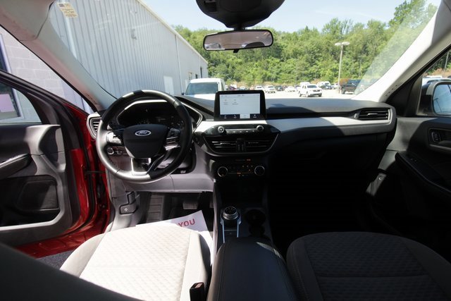 Used 2022 Ford Escape SE w/ SE Sport Appearance Package image 4