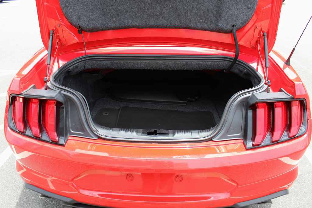 Used 2020 Ford Mustang Premium RWD image 7