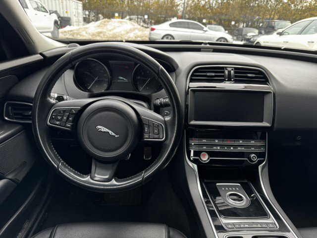 Used 2019 Jaguar XE Premium image 27