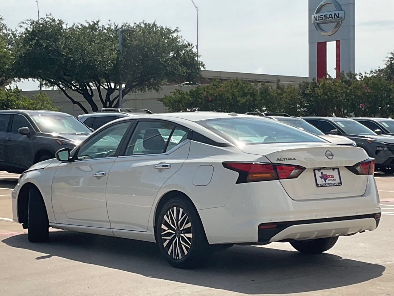 Used 2025 Nissan Altima 2.5 SV FWD image 6