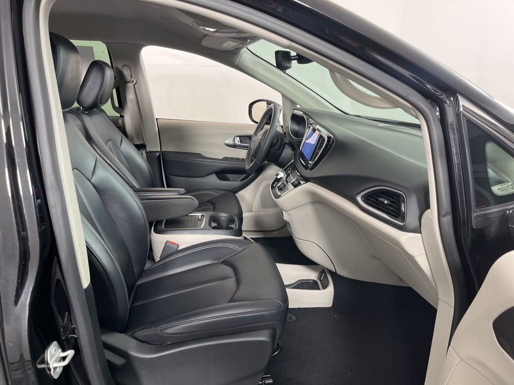 Used 2024 Chrysler Pacifica Touring-L image 5