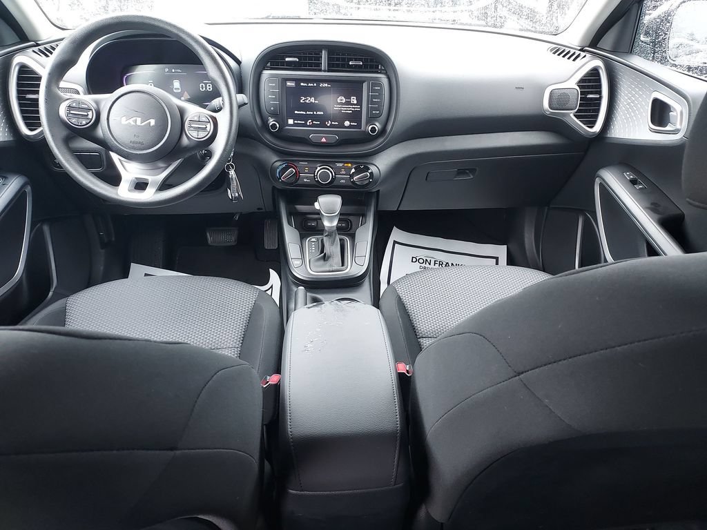 Used 2025 Kia Soul LX w/ LX Technology Package FWD image 10