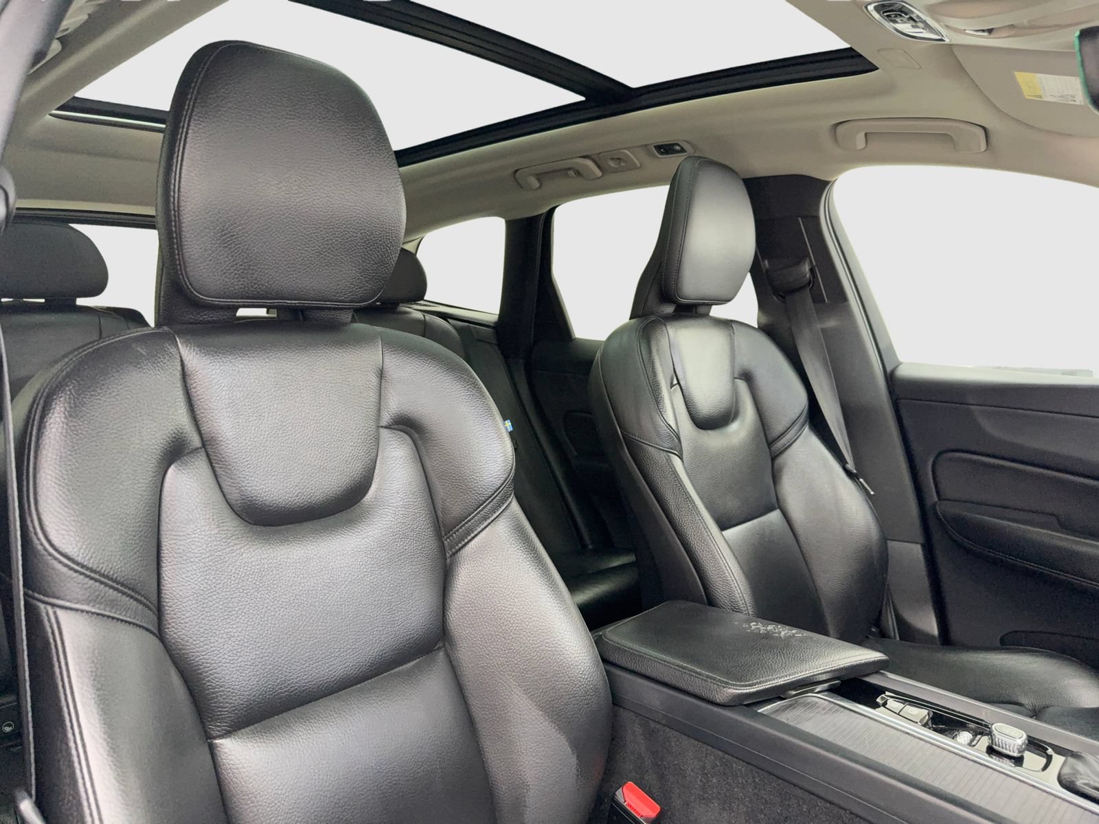 Used 2019 Volvo XC60 T5 Momentum w/ Premium Package AWD/4WD image 39