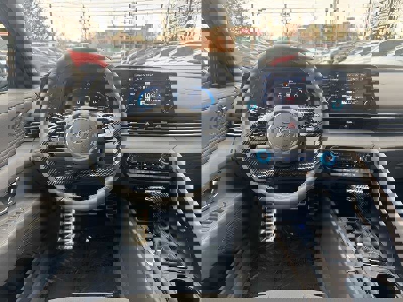 Used 2025 Hyundai Elantra Sport image 12