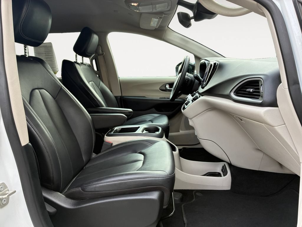 Used 2024 Chrysler Pacifica Touring-L FWD image 15