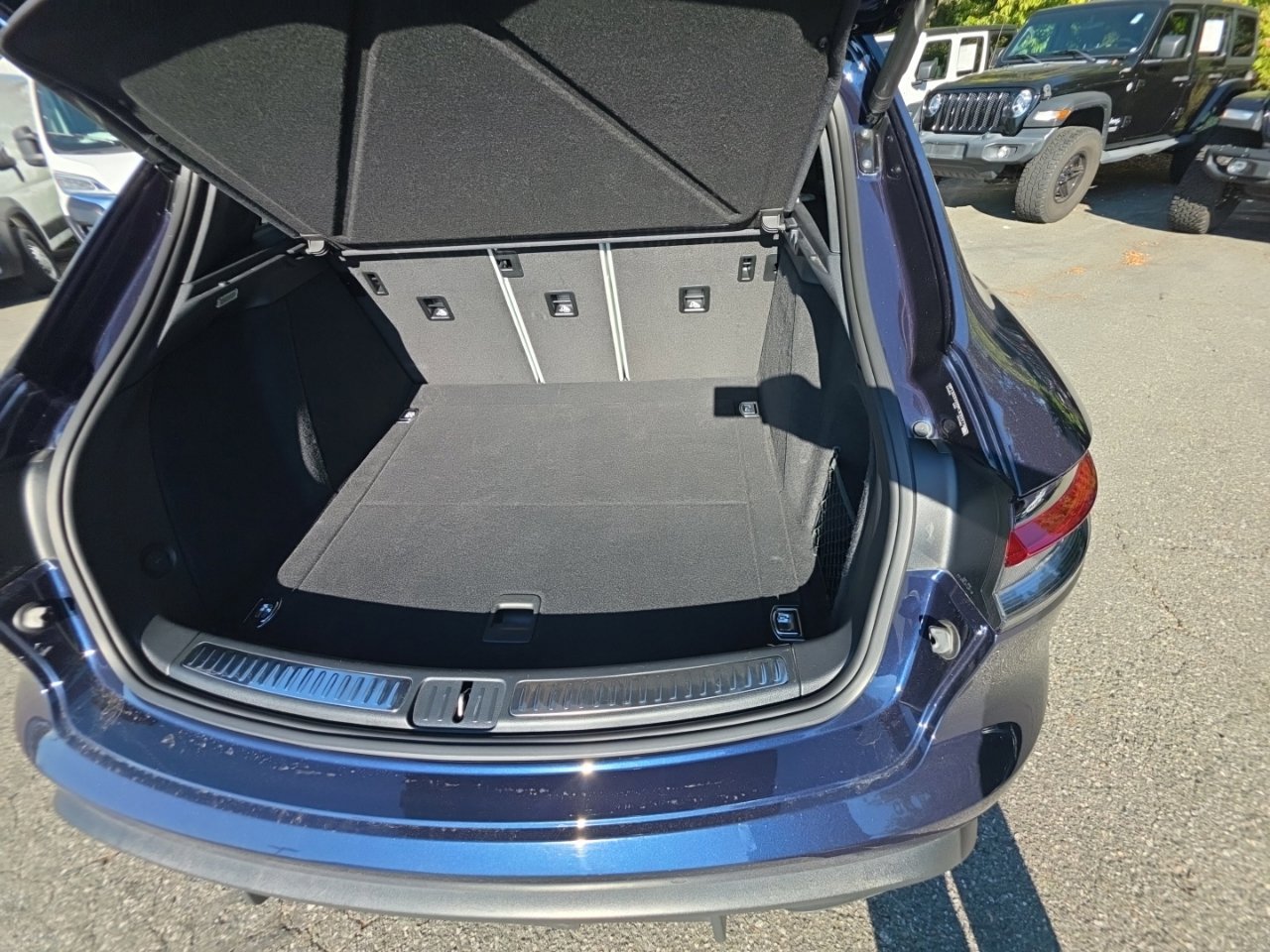 Used 2023 Porsche Macan S AWD/4WD image 21