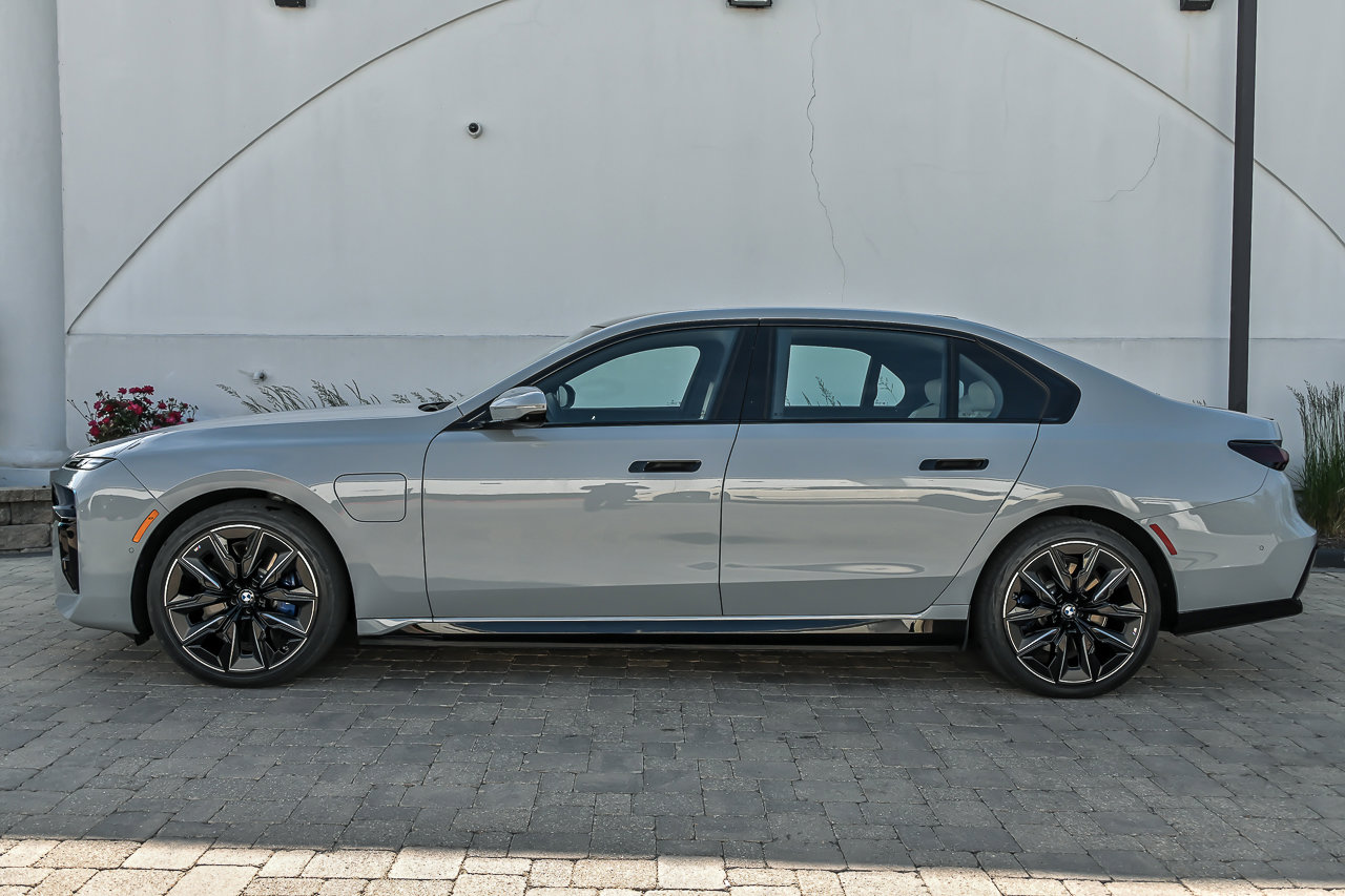 Used 2025 BMW 750e xDrive w/ Premium Package AWD/4WD image 9