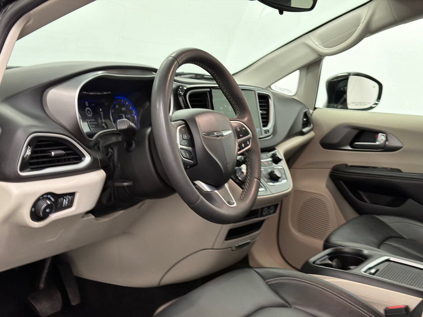 Used 2024 Chrysler Pacifica Touring-L FWD image 14