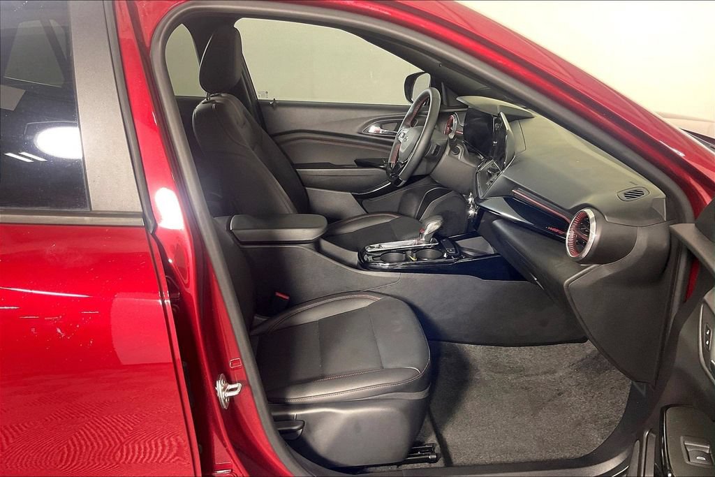 Used 2025 Chevrolet Trax RS w/ Sunroof Package FWD image 9