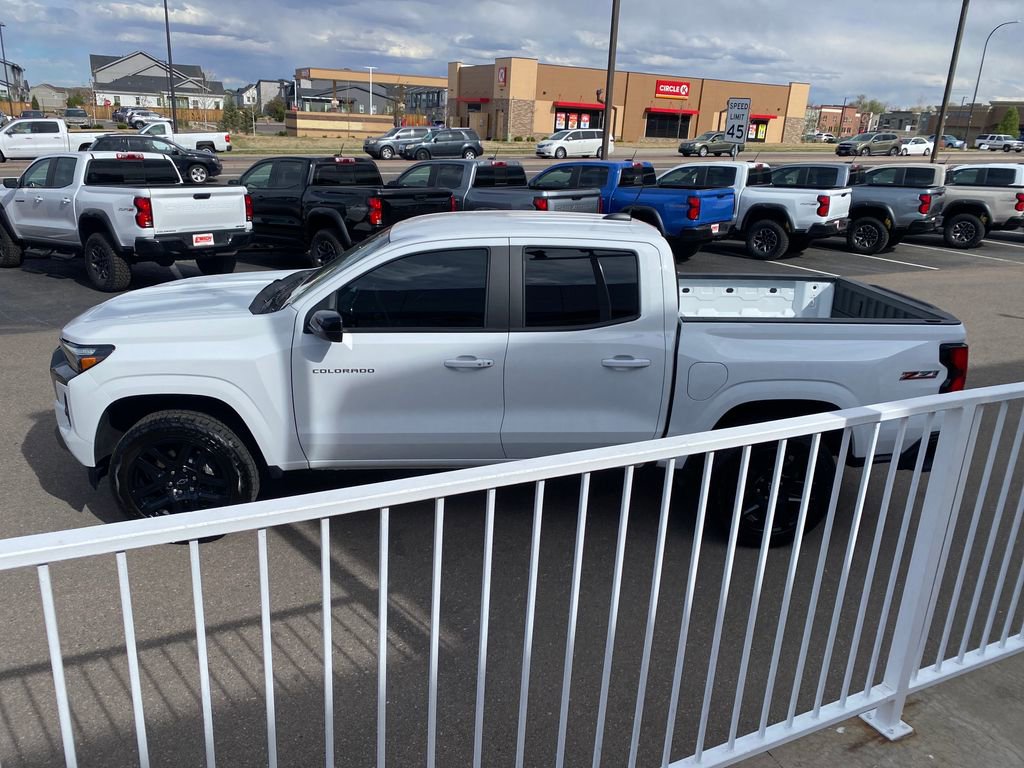 Used 2025 Chevrolet Colorado Z71 w/ Z71 Convenience Package 2 AWD/4WD image 2